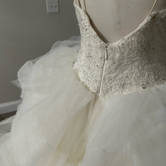 GORGEOUS VERA WANG fairytale wedding dress with crystal bodice. - Picture 4 of 5